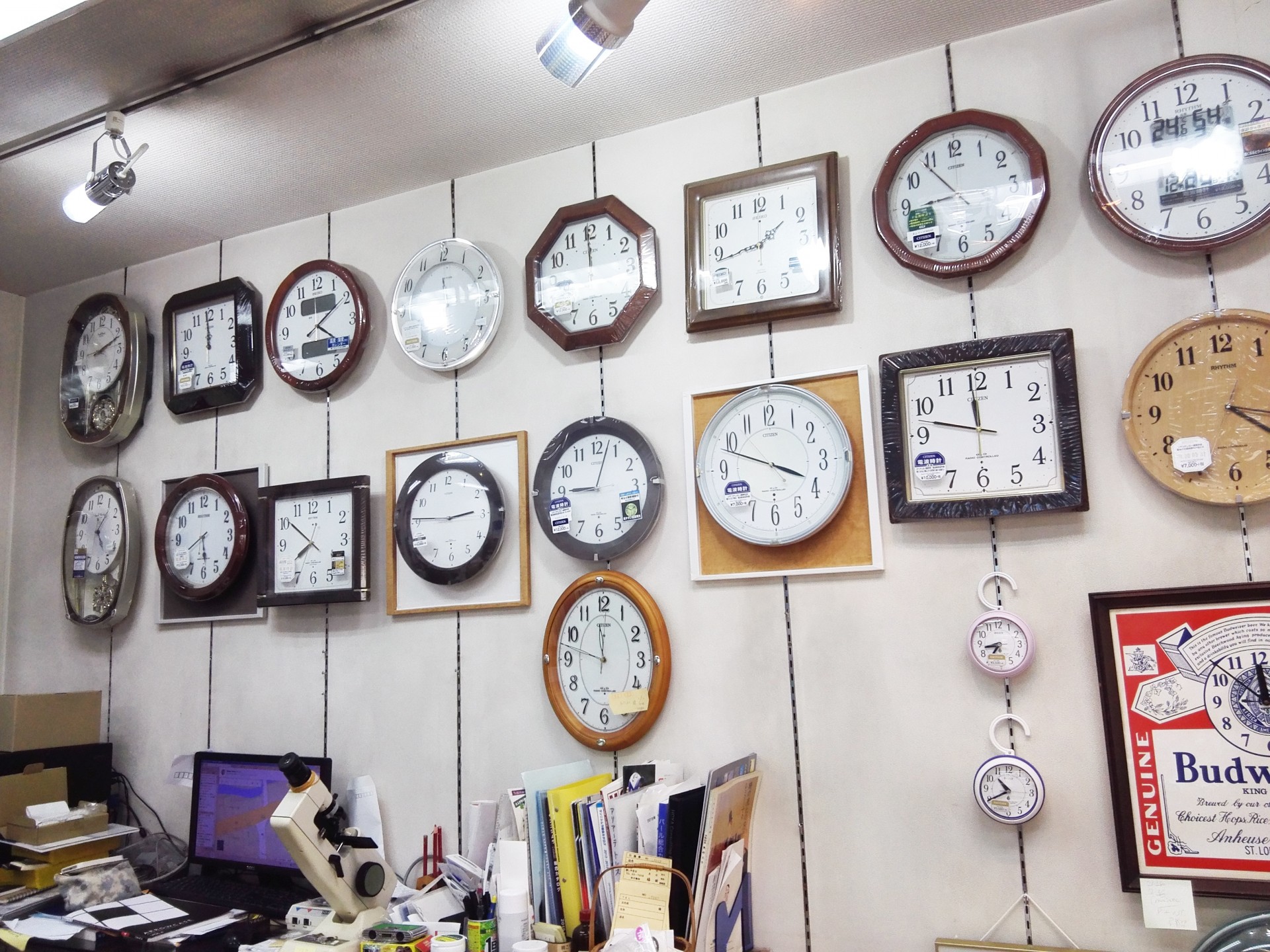 店内にはオーソドックスな時計が並びます。