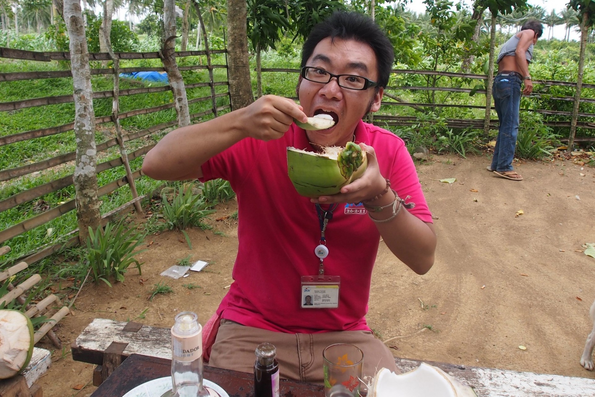 フィリピンでココナッツを食べる山路さん