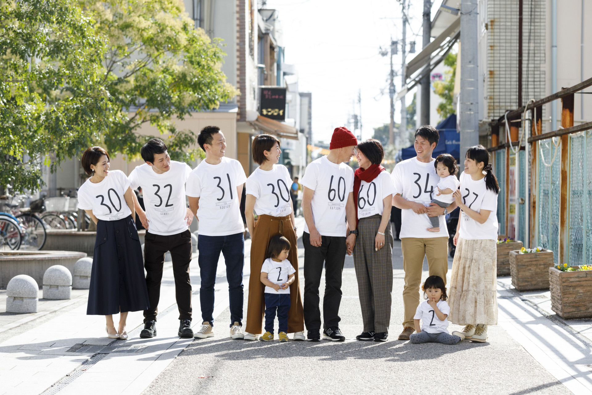 自然な笑顔が印象的。ストリート上での家族写真 in呉服元町